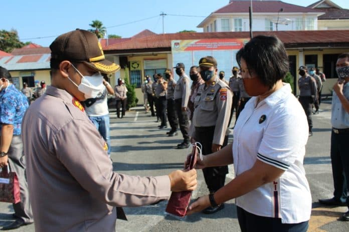 seluruh_anggota_polri_wajib_pakai_masker_kapolres_siantar_bagi_masker
