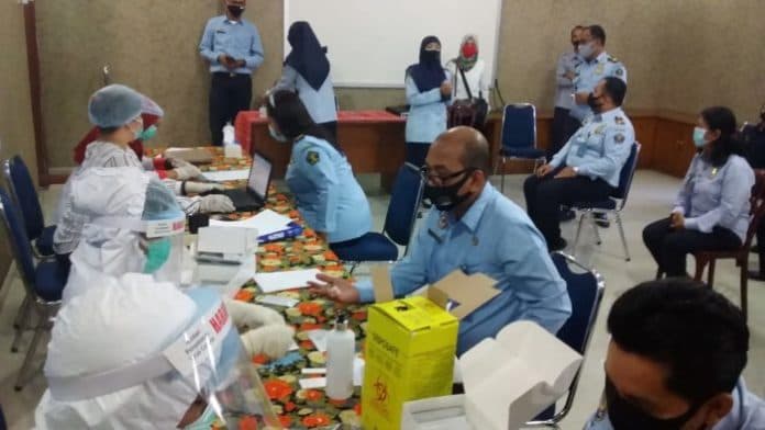 seluruh_pegawai_dan_honorer_di_kantor_imigrasi_siantar_jalani_rapid_test