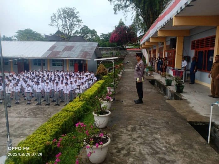 seluruh_pju_dan_perwira_polres_taput_jadi_pembina_upacara_di_tiap_sekolah