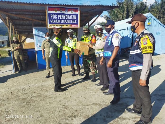 semangati_petugas_kasat_lantas_polres_toba_beri_bingkisan