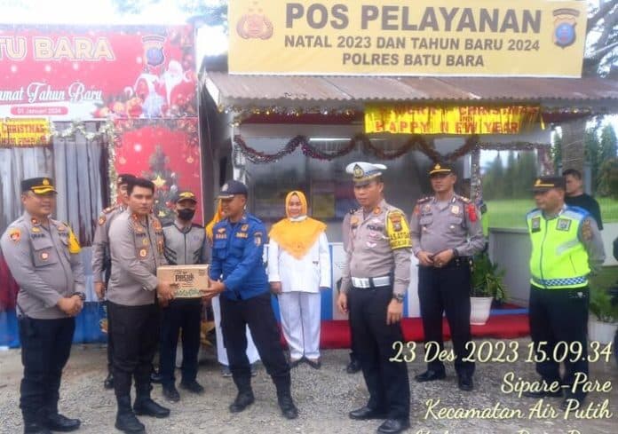 semangati_petugas_pospam_dan_posyan_nataru_kapolres_batubara_beri_paket_natal
