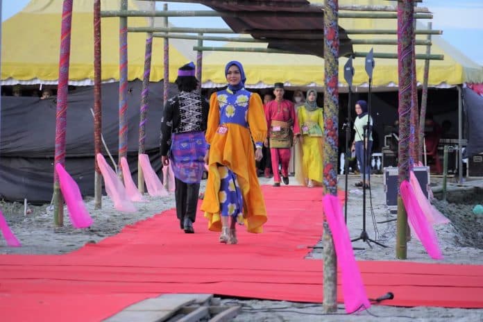 semarak_generasi_muda_perkenalkan_kain_songket_khas_batu_bara_di_fashion_week