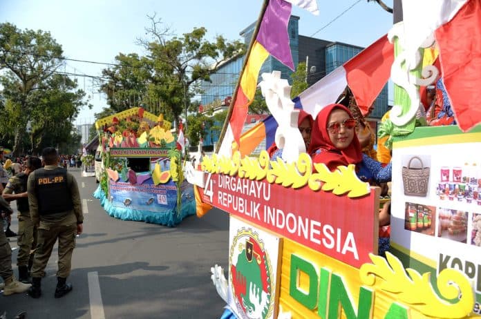 semarak_hut_ri_kendaraan_hias_dan_marching_band_pawai_pembangunan_pemprov_sumut