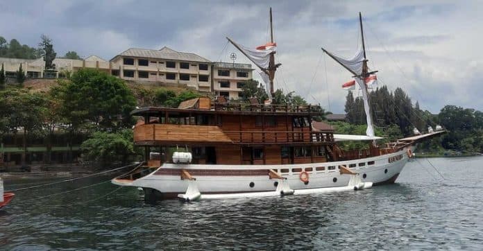 semarak_kemerdekaan_ke_79_ri_kapal_penumpang_di_danau_toba_dihias_meriah