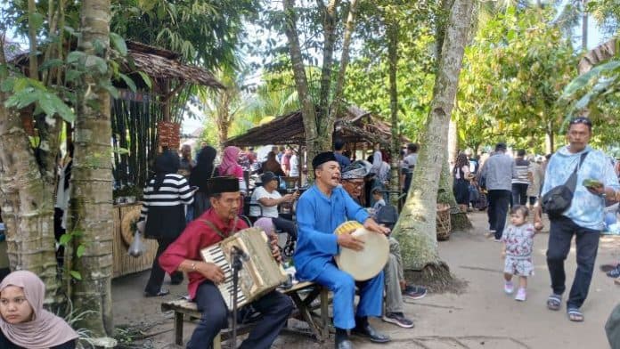 semarak_pasar_kamu_dengan_iringan_musik_khas_melayu