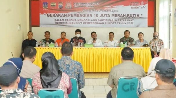 semarakkan_hut_ke_77_ri_pj_wali_kota_tebing_tinggi_bagikan_1000_bendera_merah_putih