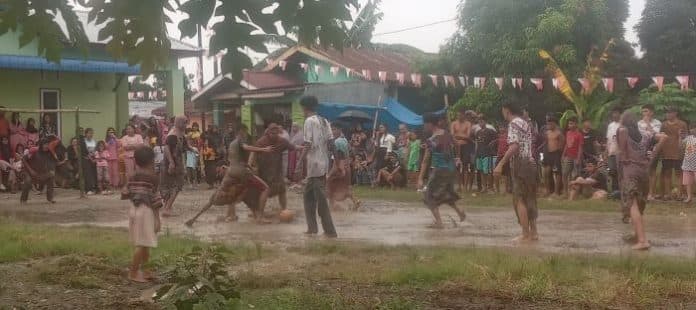 semarakkan_hut_ke_79_ri_warga_tebing_tinggi_gelar_lomba_main_bola_pakai_daster