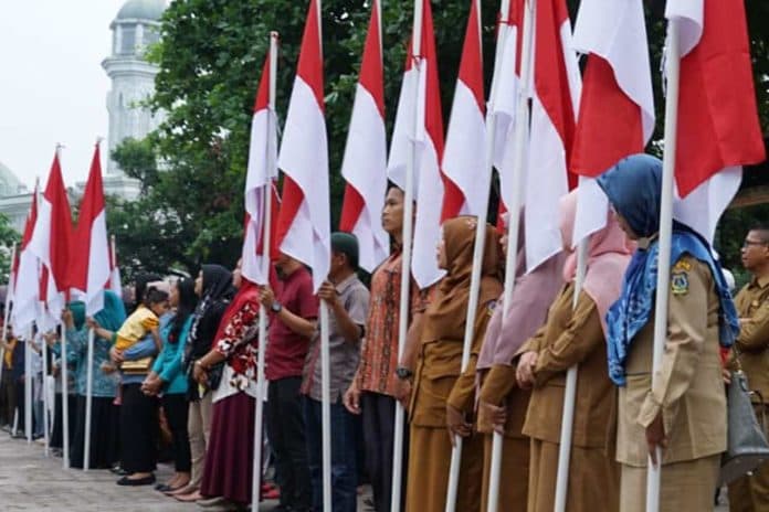semarakkan_hut_ri_ke_78_pemko_tebing_tinggi_bagikan_1000_bendera