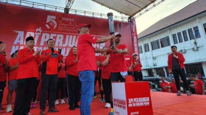 semarakkan_rakernas_di_jakarta_kader_pdip_semarang_lepas_kirab_obor_abadi