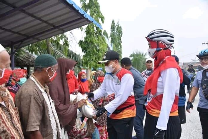 sembari_gowes_bupati_zahir_berikan_sembako_untuk_kaum_dhuafa_dan_lansia