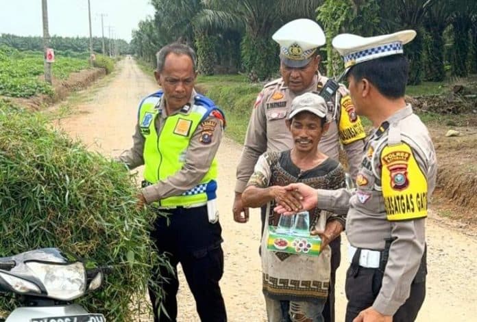 sembari_tata_lalin_sat_lantas_batu_bara_bagi_nasi_dan_air_mineral