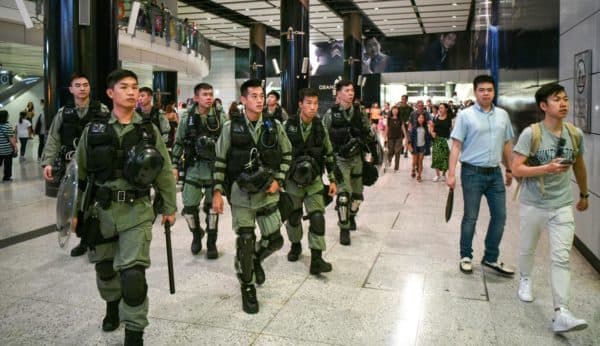 sembilan_orang_ditangkap_karena_bantu_pelarian_12_buronan_di_china