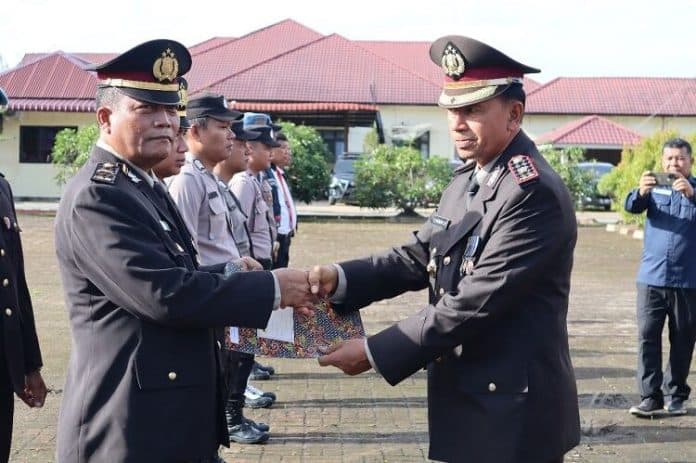 sembilan_personel_polres_tapteng_berprestasi_terima_penghargaan_di_hari_pahlawan_ke_78