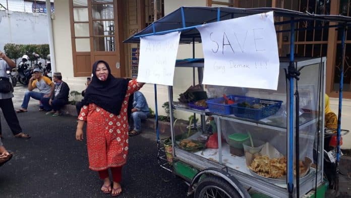 sembuh_dari_covid_19_pedagang_keliling_gang_demak_laris_manis_di_pn_siantar