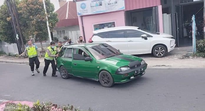 sempat_bikin_macet_begini_aksi_heroik_petugas_gabungan_dorong_mobil_pemudik_yang_mogok_di_siantar