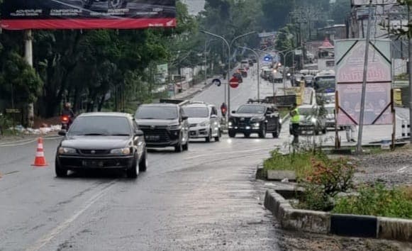 sempat_diguyur_hujan_antrean_kendaraan_berkurang_di_jalan_medan_pematangsiantar