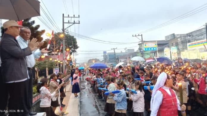 sempat_diguyur_hujan_pj_bupati_dairi_sambut_ribuan_peserta_pawai_obor