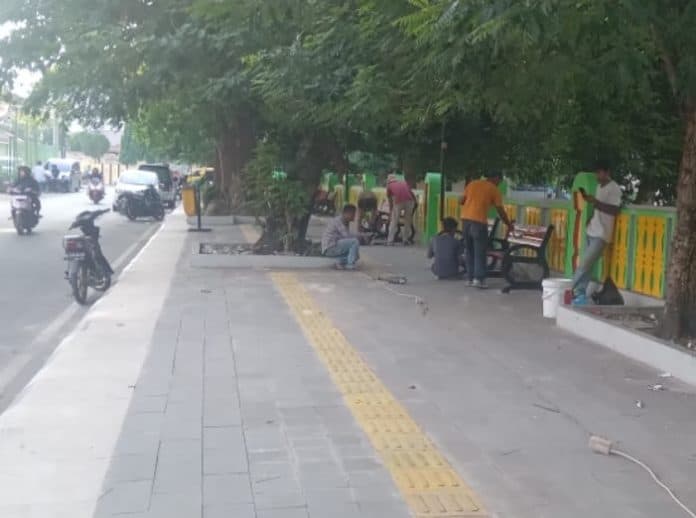 sempat_dikabarkan_dicuri_50_bangku_di_lapangan_merdeka_sri_mersing_kembali_terpasang