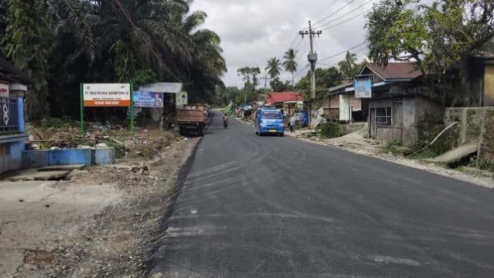 sempat_ditanami_pisang_jalan_rusak_di_kebun_marjandi_simalungun_akhirnya_diperbaiki