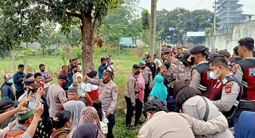 sempat_ditolak_warga_pemagaran_lahan_di_kota_bangun_dikawal_tnipolri