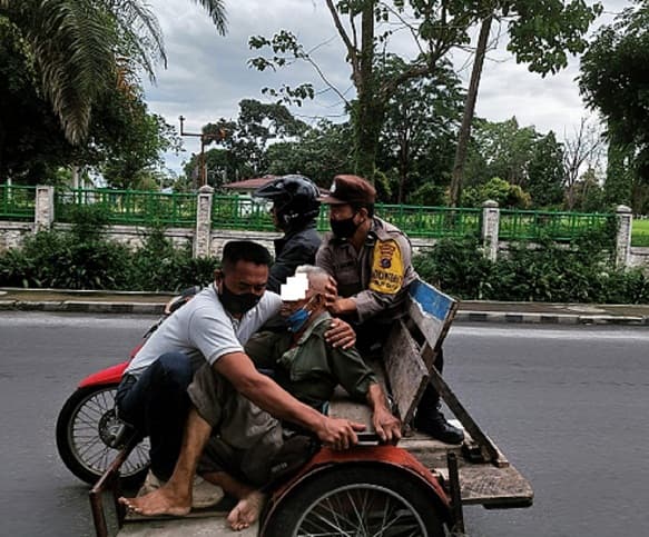 sempat_ditolong_dua_polisi_naik_becak_veteran_itu_akhirnya_menghembuskan_nafas_terakhir
