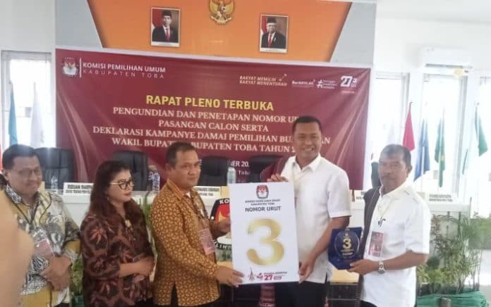 sempat_diwarnai_protes_tiga_paslon_bupati_dan_wakil_bupati_toba_cabut_nomor_urut