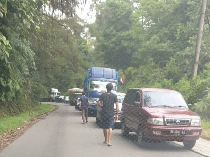 sempat_macet_total_kini_jalan_parapat_mulai_lancar