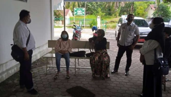 sempat_menolak_akhirnya_warga_kontak_erat_covid_19_di_siantar_diswab_test