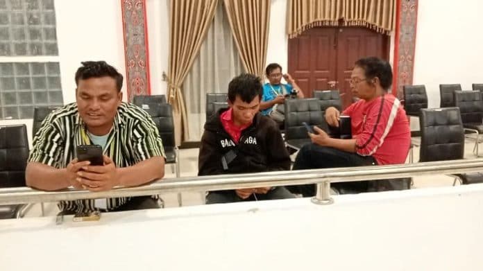 sempat_molor_paripurna_p_apbd_samosir_gagal_tanpa_dibuka