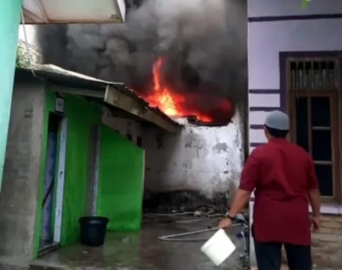 sempat_padam_api_kembali_marak_di_toko_besi_jaya_siantar