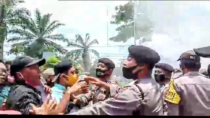 sempat_ricuh_ampera_desak_usut_penyimpangan_dan_copot_kadisdik_batu_bara