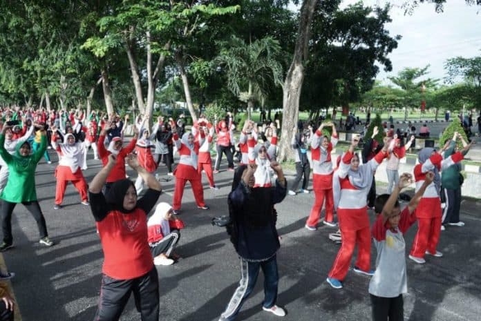 senam_massal_di_hutan_kota_sambut_hut_ke_77_ri_di_asahan
