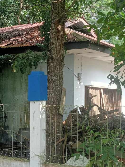 seng_kantor_dlh_deli_serdang_bolong_dan_dikelilingi_barang_rongsokan