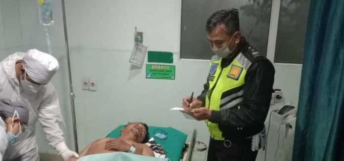 senggolan_dengan_mobil_pengendara_supra_x_masuk_parit_dan_tak_sadarkan_diri