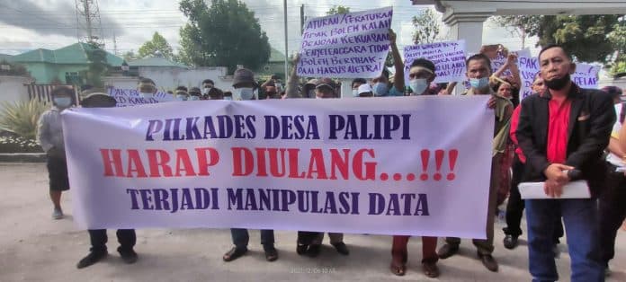 sengketa_pilkades_warga_desa_palipi_silima_punggapungga_dairi_unjuk_rasa