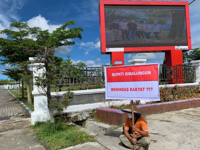 sengketa_tanah_seorang_warga_unjuk_rasa_tunggal_di_kantor_bupati