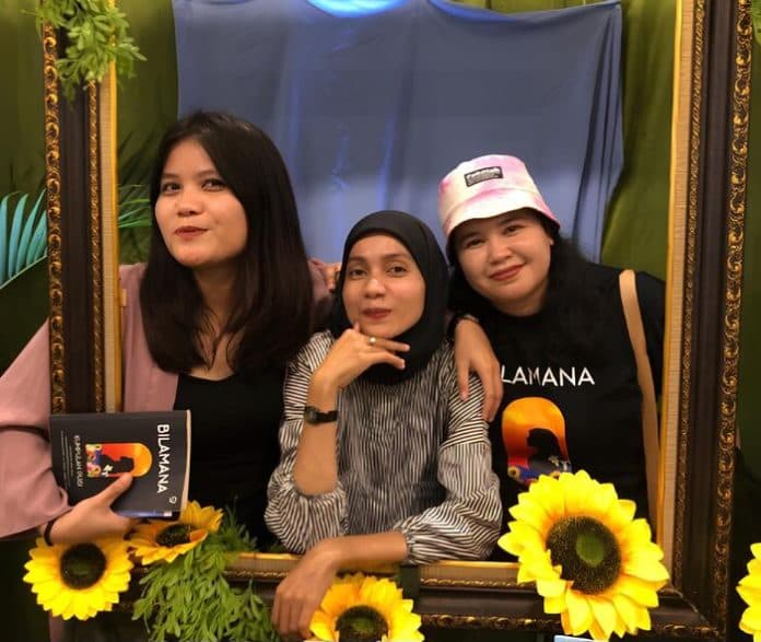seniman_kelompok_rimbun_kata_aktif_bersyair_di_tengah_kesibukan_kerja