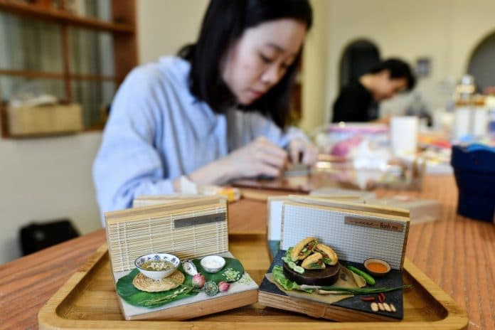 seniman_vietnam_membuat_kreasi_miniatur_makanan_super_mini