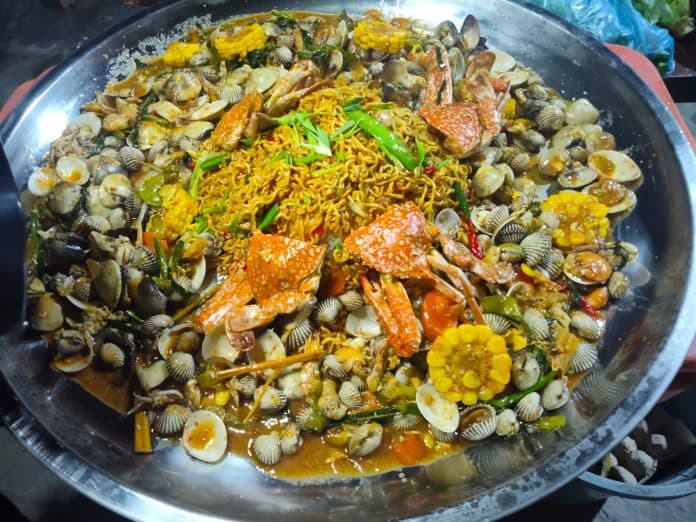 sensasi_kuliner_mie_becek_seafood_di_kisaran_bisa_dikeroyok_4_6_orang