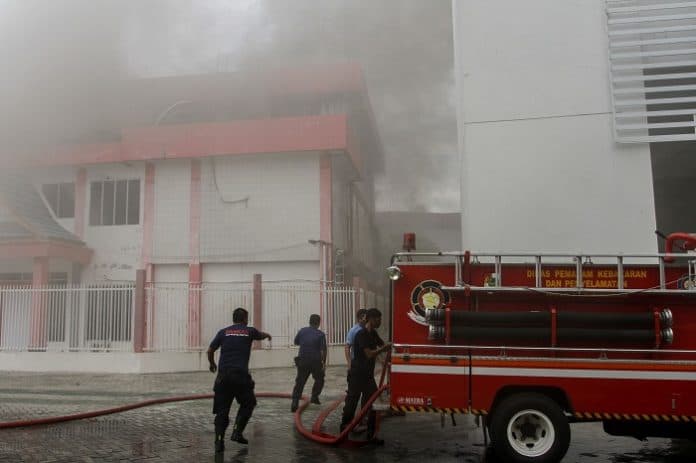 sentra_telepon_otomat_sto_pekanbaru_terbakar_jaringan_provider_telkomsel_terganggu