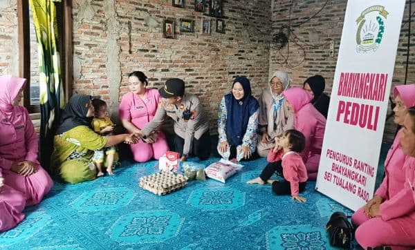 senyum_haru_warga_kurang_mampu_terima_bantuan_kapolsek_sei_tualang_raso
