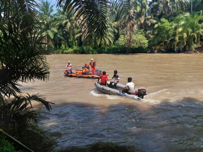 seorang_anak_perempuan_hanyut_di_sungai_padang