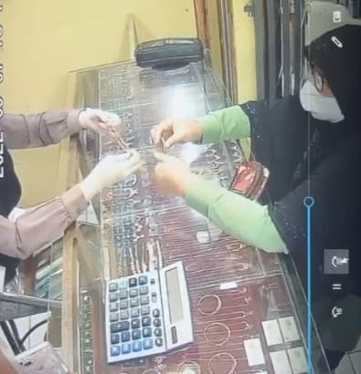 seorang_ibu_terekam_cctv_saat_curi_perhiasan_emas_di_pasar_inpres_kisaran