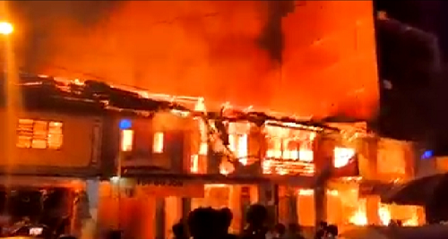 seorang_petugas_damkar_terjatuh_2_sesak_nafas_saat_padamkan_kebakaran_ruko_di_lubuk_pakam