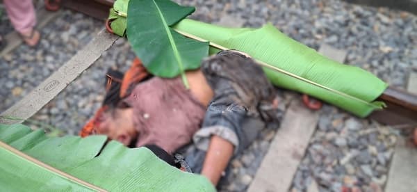 seorang_pria_ditabrak_kereta_api_di_perlintasan_ka_di_kelurahan_sinaksak