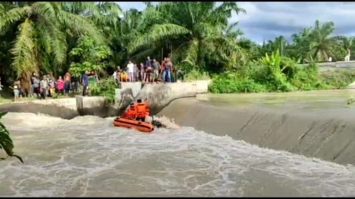 seorang_remaja_hanyut_terseret_arus_sungai_limau_manis_di_batu_bara