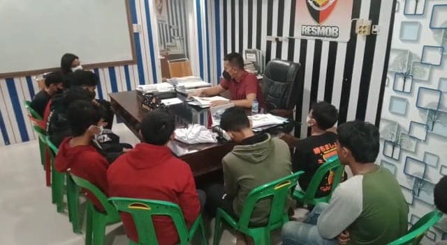 seorang_tersangka_tawuran_di_jalan_dr_mansyur_medan_yang_ditahan_ternyata_masih_pelajar_sma
