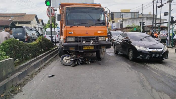 sepeda_motor_bertabrakan_dengan_truk_di_binjai_ayah_dan_anak_tewas