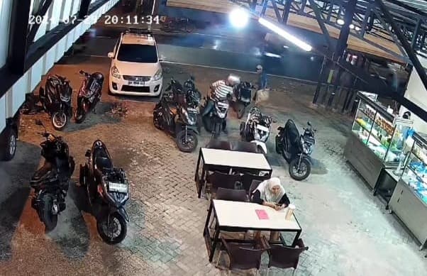 sepeda_motor_dilarikan_maling_dari_kafe_di_medan_denai