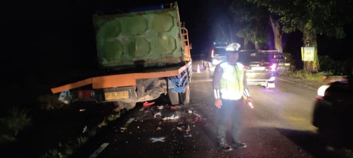 sepeda_motor_hantam_truk_berhenti_warga_jorlang_hataran_tewas_di_tempat